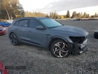 2024 Audi Q8 e-tron z VIN WA16AAGE0RB028245, wystawiony jako Copart lot #76139614 z przebiegiem 15 330 mil mil oraz Szkody całkowita. Historia ofert i sprzedaży dostępna na DreamBid. Obrazek 4.