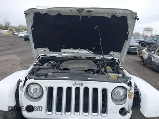 2017 Jeep Wrangler Unlimited Sahara z VIN 1C4BJWEG2HL695672, wystawiony jako IAAI lot #42008396 z przebiegiem 56 028 mil mil oraz . Historia ofert i sprzedaży dostępna na DreamBid. Obrazek 10.