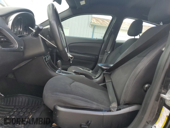 2013 Chrysler 200 Touring z VIN 1C3CCBBB4DN656469, wystawiony jako Copart lot #56731935 z przebiegiem 184 137 mil mil oraz Szkoda całkowita • Salvage title. Historia ofert i sprzedaży dostępna na DreamBid. Obrazek 7.