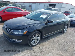 2014 Volkswagen Passat SEL Premium z VIN 1VWCN7A32EC086821, wystawiony jako IAAI lot #42006050 z przebiegiem 153 027 mil mil oraz . Historia ofert i sprzedaży dostępna na DreamBid. Obrazek 2.