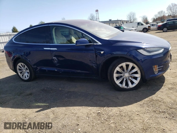 2017 Tesla Model X 90D z VIN 5YJXCDE22HF040293, wystawiony jako Copart lot #48324025 z przebiegiem 53 515 mil mil oraz Szkody całkowita. Historia ofert i sprzedaży dostępna na DreamBid. Obrazek 4.