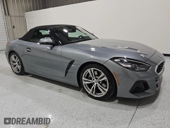 2025 BMW Z4 sDrive30i z VIN WBAHF3C04SWY38592, wystawiony jako Copart lot #55865365 z przebiegiem 11 980 mil mil oraz Tytuł czysty. Historia ofert i sprzedaży dostępna na DreamBid. Obrazek 4.