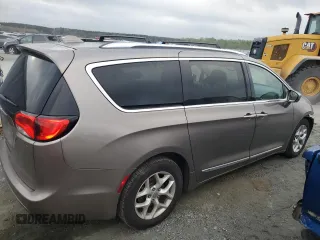 2018 Chrysler Pacifica Touring L Plus z VIN 2C4RC1EG3JR132641, wystawiony jako Copart lot #51696475 z przebiegiem 120 678 mil mil oraz Tytuł czysty. Historia ofert i sprzedaży dostępna na DreamBid. Obrazek 3.