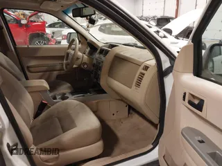 2008 Ford Escape XLT with VIN 1FMCU93128KA82058, listed as a IAAI auction lot 42005473 with 199,016 mi miles. Bid and sale history available at carsss.com. Image 5.