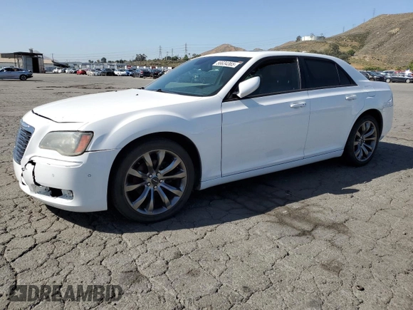 2014 Chrysler 300 S z VIN 2C3CCABG2EH273081, wystawiony jako Copart lot #56634365 z przebiegiem 117 686 mil mil oraz Czysty tytuł • Clean title. Historia ofert i sprzedaży dostępna na DreamBid. Obrazek 1.