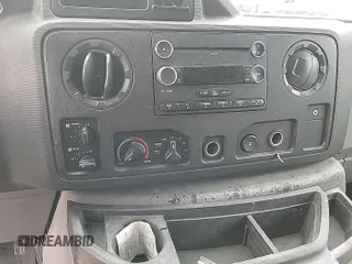 2013 Ford Econoline Passenger XL z VIN 1FBSS3BL5DDA49371, wystawiony jako IAAI lot #42520998 z przebiegiem 62 763 mil mil oraz . Historia ofert i sprzedaży dostępna na DreamBid. Obrazek 46.