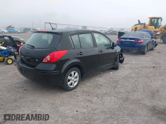 2009 Nissan Versa S z VIN 3N1BC13E99L423269, wystawiony jako IAAI lot #41490644 z przebiegiem 124 241 mil mil oraz . Historia ofert i sprzedaży dostępna na DreamBid. Obrazek 4.