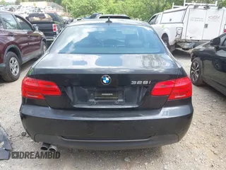2011 BMW 3 Series 328i z VIN WBAKE3C59BE558791, wystawiony jako IAAI lot #42171294 z przebiegiem 59 256 mil mil oraz . Historia ofert i sprzedaży dostępna na DreamBid. Obrazek 16.