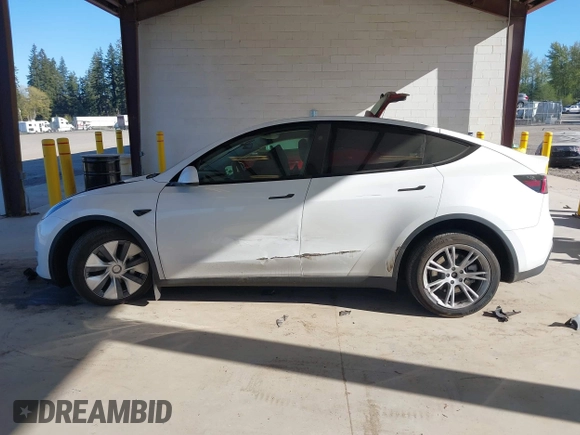 2024 Tesla Model Y Long Range with VIN 7SAYGAEEXRF988561, listed as a IAAI auction lot 42058248 with 7,845 mi miles. Bid and sale history available at carsss.com. Image 14.