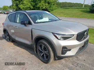2024 Volvo XC40 Core Bright Theme z VIN YV4L12UKXR2222285, wystawiony jako IAAI lot #42412144 z przebiegiem 8 184 mil mil oraz . Historia ofert i sprzedaży dostępna na DreamBid. Obrazek 1.