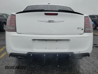 2014 Chrysler 300 S z VIN 2C3CCAGG1EH241876, wystawiony jako Copart lot #57965795 z przebiegiem 129 612 mil mil oraz Szkoda całkowita • Salvage title. Historia ofert i sprzedaży dostępna na DreamBid. Obrazek 6.