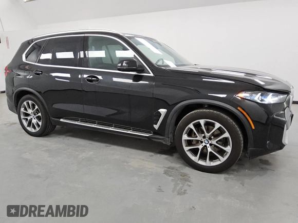 2024 BMW X5 xDrive40i z VIN 5UX23EU04R9T53436, wystawiony jako Copart lot #49401355 z przebiegiem 31 358 mil mil oraz Tytuł czysty. Historia ofert i sprzedaży dostępna na DreamBid. Obrazek 4.