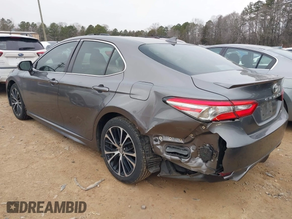 2018 Toyota Camry LE z VIN 4T1B11HK3JU630411, wystawiony jako IAAI lot #41423338 z przebiegiem 134 959 mil mil oraz . Historia ofert i sprzedaży dostępna na DreamBid. Obrazek 3.