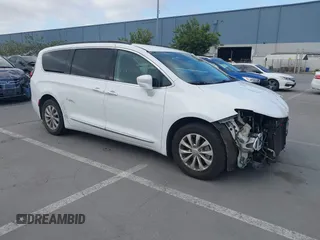 2017 Chrysler Pacifica Touring L z VIN 2C4RC1BG0HR533823, wystawiony jako IAAI lot #42194457 z przebiegiem 163 709 mil mil oraz . Historia ofert i sprzedaży dostępna na DreamBid. Obrazek 1.