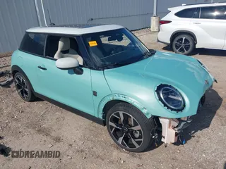 2025 MINI Hardtop Cooper S z VIN WMW23GD00S2W11766, wystawiony jako IAAI lot #42223355 z przebiegiem 9 830 mil mil oraz . Historia ofert i sprzedaży dostępna na DreamBid. Obrazek 1.