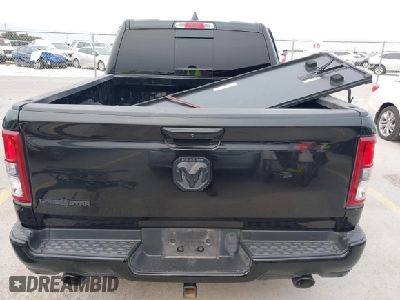2019 Ram 1500 Big Horn z VIN 1C6RREFT1KN891182, wystawiony jako IAAI lot #41634042 z przebiegiem 128 972 mil mil oraz . Historia ofert i sprzedaży dostępna na DreamBid. Obrazek 16.