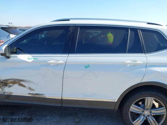 2019 Volkswagen Tiguan SEL Premium with VIN 3VV4B7AX0KM007788, listed as a IAAI auction lot 41227707 with 67,859 mi miles. Bid and sale history available at carsss.com. Image 14.