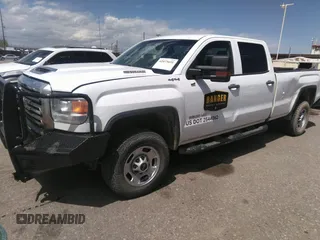 2018 GMC Sierra 2500HD z VIN 1GT12REY5JF181645, wystawiony jako IAAI lot #42073691 z przebiegiem 186 676 mil mil oraz . Historia ofert i sprzedaży dostępna na DreamBid. Obrazek 2.