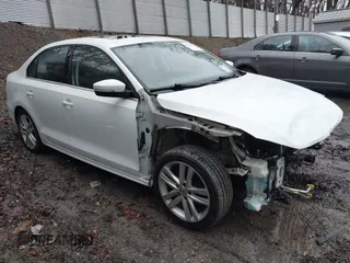 2015 Volkswagen Jetta SEL z VIN 3VWL17AJ7FM309638, wystawiony jako IAAI lot #41553272 z przebiegiem 93 121 mil mil oraz . Historia ofert i sprzedaży dostępna na DreamBid. Obrazek 1.