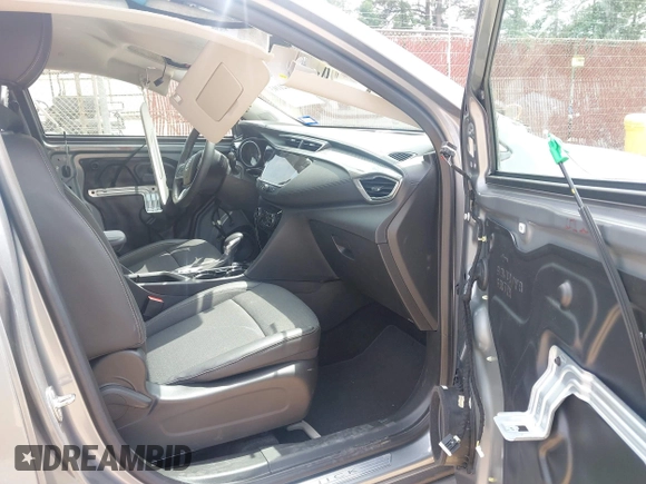 2023 Buick Encore GX Select с VIN KL4MMDS21PB121589, выставлен на аукционе IAAI как лот 42121103 с пробегом 20 379 миль миль и . История ставок и продаж доступна на DreamBid. Изображение 5.