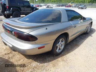 2002 Pontiac Firebird Firebird z VIN 2G2FS22K722105297, wystawiony jako IAAI lot #42350571 z przebiegiem 249 177 mil mil oraz . Historia ofert i sprzedaży dostępna na DreamBid. Obrazek 4.