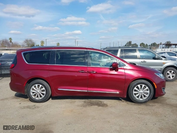 2018 Chrysler Pacifica Touring L with VIN 2C4RC1BG4JR211238, listed as a IAAI auction lot 41547148 with NaN miles. Bid and sale history available at carsss.com. Image 13.