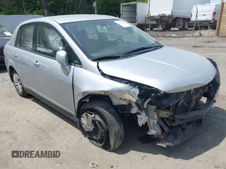 2011 Nissan Versa S z VIN 3N1BC1AP6BL416015, wystawiony jako IAAI lot #42356150 z przebiegiem 169 632 mil mil oraz . Historia ofert i sprzedaży dostępna na DreamBid. Obrazek 1.
