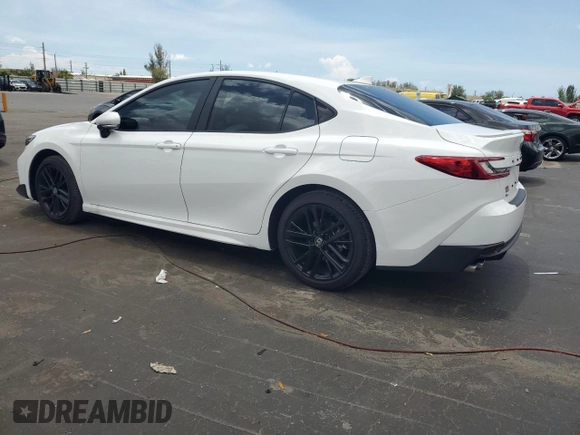 2025 Toyota Camry LE z VIN 4T1DAACK7SU131547, wystawiony jako Copart lot #59087285 z przebiegiem 884 mil mil oraz Szkoda całkowita • Salvage title. Historia ofert i sprzedaży dostępna na DreamBid. Obrazek 2.