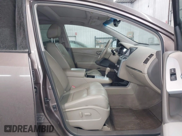 2011 Nissan Murano SV z VIN JN8AZ1MW1BW170144, wystawiony jako IAAI lot #40907965 z przebiegiem 137 791 mil mil oraz . Historia ofert i sprzedaży dostępna na DreamBid. Obrazek 5.