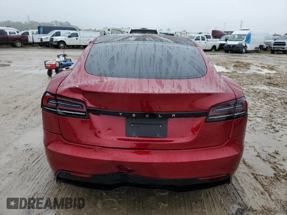 2024 Tesla Model S z VIN 5YJSA1E52RF537354, wystawiony jako Copart lot #43077365 z przebiegiem 8 934 mil mil oraz Szkoda całkowita • Salvage title. Historia ofert i sprzedaży dostępna na DreamBid. Obrazek 6.