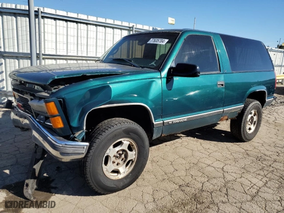 1998 Chevrolet Tahoe with VIN 3GNEK18R1WG135184, listed as a Copart auction lot 77635704 with 225,016 mi miles and Salvage Title. Bid and sale history available at carsss.com. Image 1.