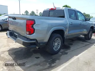 2024 Chevrolet Colorado 2WD LT z VIN 1GCPSCEK3R1318917, wystawiony jako IAAI lot #42157057 z przebiegiem 4841 mil mil oraz . Historia ofert i sprzedaży dostępna na DreamBid. Obrazek 4.