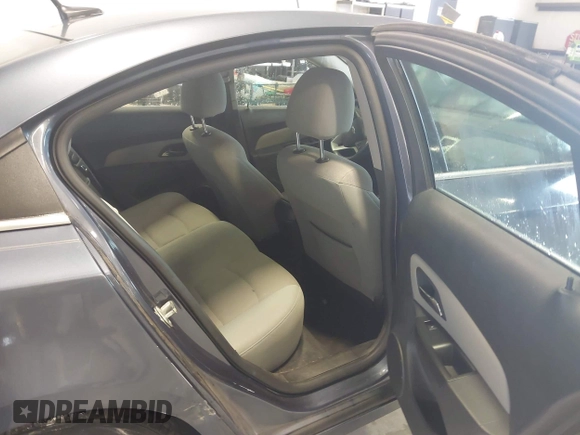 2014 Chevrolet Cruze 1LT z VIN 1G1PC5SB4E7140559, wystawiony jako IAAI lot #42622597 z przebiegiem 127 756 mil mil oraz . Historia ofert i sprzedaży dostępna na DreamBid. Obrazek 8.