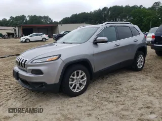 2017 Jeep Cherokee Latitude z VIN 1C4PJMCS4HW582676, wystawiony jako Copart lot #60872455 z przebiegiem 56 223 mil mil oraz Szkoda całkowita • Salvage title. Historia ofert i sprzedaży dostępna na DreamBid. Obrazek 1.