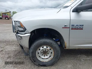 2013 Ram 2500 SLT z VIN 3C6UR5JL9DG571444, wystawiony jako IAAI lot #42210589 z przebiegiem 143 029 mil mil oraz . Historia ofert i sprzedaży dostępna na DreamBid. Obrazek 17.