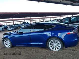 2017 Tesla Model S 100D z VIN 5YJSA1E21HF190815, wystawiony jako IAAI lot #42422004 z przebiegiem 99 938 mil mil oraz . Historia ofert i sprzedaży dostępna na DreamBid. Obrazek 15.