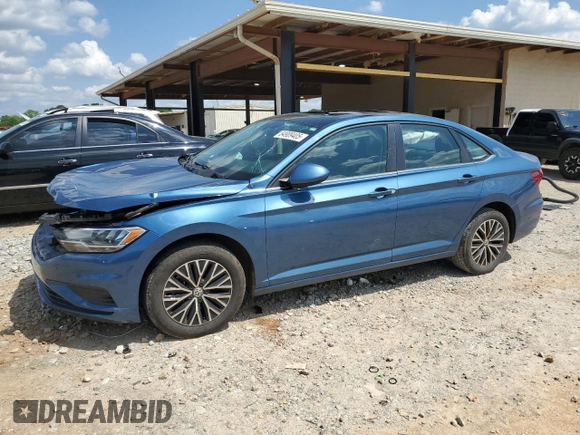 2021 Volkswagen Jetta S z VIN 3VWC57BUXMM001907, wystawiony jako Copart lot #54909405 z przebiegiem 130 101 mil mil oraz Szkoda całkowita • Salvage title. Historia ofert i sprzedaży dostępna na DreamBid. Obrazek 1.