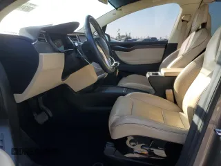 2016 Tesla Model X 70D z VIN 5YJXCBE23GF010836, wystawiony jako Copart lot #57512055 z przebiegiem 115 475 mil mil oraz Szkody całkowita. Historia ofert i sprzedaży dostępna na DreamBid. Obrazek 7.
