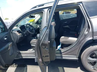 2018 Jeep Cherokee Latitude Tech Connect z VIN 1C4PJLCB8JD568422, wystawiony jako IAAI lot #42076237 z przebiegiem 88 382 mil mil oraz . Historia ofert i sprzedaży dostępna na DreamBid. Obrazek 8.