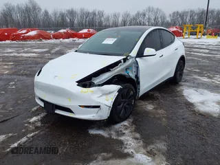 2024 Tesla Model Y Long Range z VIN 7SAYGDEE5RA326577, wystawiony jako IAAI lot #41531364 z przebiegiem 5353 mil mil oraz . Historia ofert i sprzedaży dostępna na DreamBid. Obrazek 6.