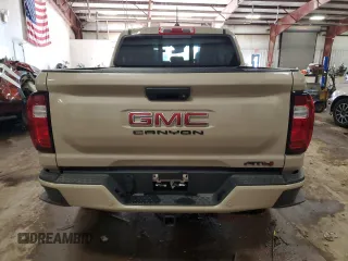 2024 GMC Canyon 4WD AT4 z VIN 1GTP6DEK7R1130962, wystawiony jako Copart lot #77139454 z przebiegiem 3236 mil mil oraz Szkody całkowita. Historia ofert i sprzedaży dostępna na DreamBid. Obrazek 6.