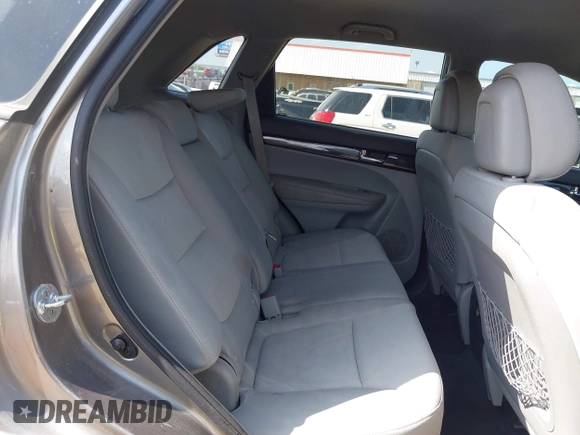 2013 Kia Sorento LX z VIN 5XYKTDA24DG349430, wystawiony jako IAAI lot #42549811 z przebiegiem 204 664 mil mil oraz . Historia ofert i sprzedaży dostępna na DreamBid. Obrazek 8.