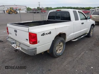 2005 Dodge Dakota SLT z VIN 1D7HW42N25S220436, wystawiony jako IAAI lot #42345700 z przebiegiem 119 010 mil mil oraz . Historia ofert i sprzedaży dostępna na DreamBid. Obrazek 4.