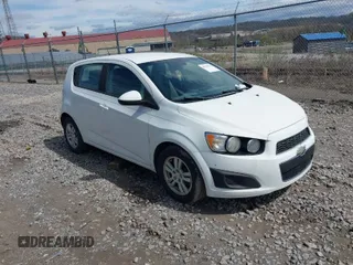 2012 Chevrolet Sonic LS z VIN 1G1JA6SH1C4162670, wystawiony jako IAAI lot #41936613 z przebiegiem 141 828 mil mil oraz . Historia ofert i sprzedaży dostępna na DreamBid. Obrazek 1.