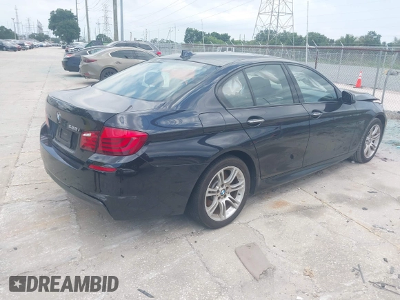 2013 BMW 5 Series 528i xDrive z VIN WBAXH5C57DD111765, wystawiony jako IAAI lot #42293035 z przebiegiem 118 786 mil mil oraz . Historia ofert i sprzedaży dostępna na DreamBid. Obrazek 4.