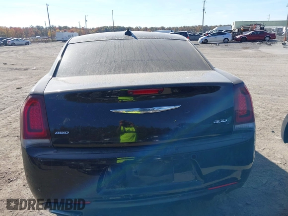 2016 Chrysler 300 S z VIN 2C3CCAGG1GH152537, wystawiony jako IAAI lot #37898509 z przebiegiem Nie podano mil oraz . Historia ofert i sprzedaży dostępna na DreamBid. Obrazek 16.