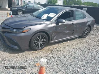 2022 Toyota Camry SE z VIN 4T1T11AK5NU701354, wystawiony jako IAAI lot #42135026 z przebiegiem 173 208 mil mil oraz . Historia ofert i sprzedaży dostępna na DreamBid. Obrazek 2.
