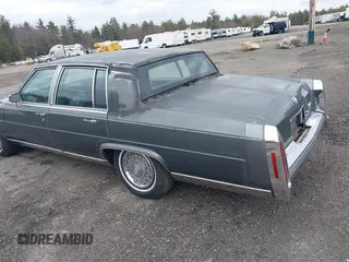 1985 Cadillac Fleetwood z VIN 1G6DW6989F9741010, wystawiony jako IAAI lot #41872467 z przebiegiem 75 417 mil mil oraz . Historia ofert i sprzedaży dostępna na DreamBid. Obrazek 14.