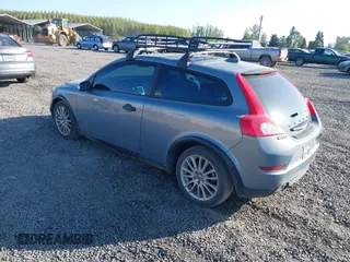 2011 Volvo C30 z VIN YV1672MK4B2248010, wystawiony jako IAAI lot #42081566 z przebiegiem 120 260 mil mil oraz . Historia ofert i sprzedaży dostępna na DreamBid. Obrazek 3.