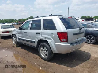 2005 Jeep Grand Cherokee Laredo z VIN 1J4GR48K35C515589, wystawiony jako IAAI lot #42452874 z przebiegiem 253 743 mil mil oraz . Historia ofert i sprzedaży dostępna na DreamBid. Obrazek 3.